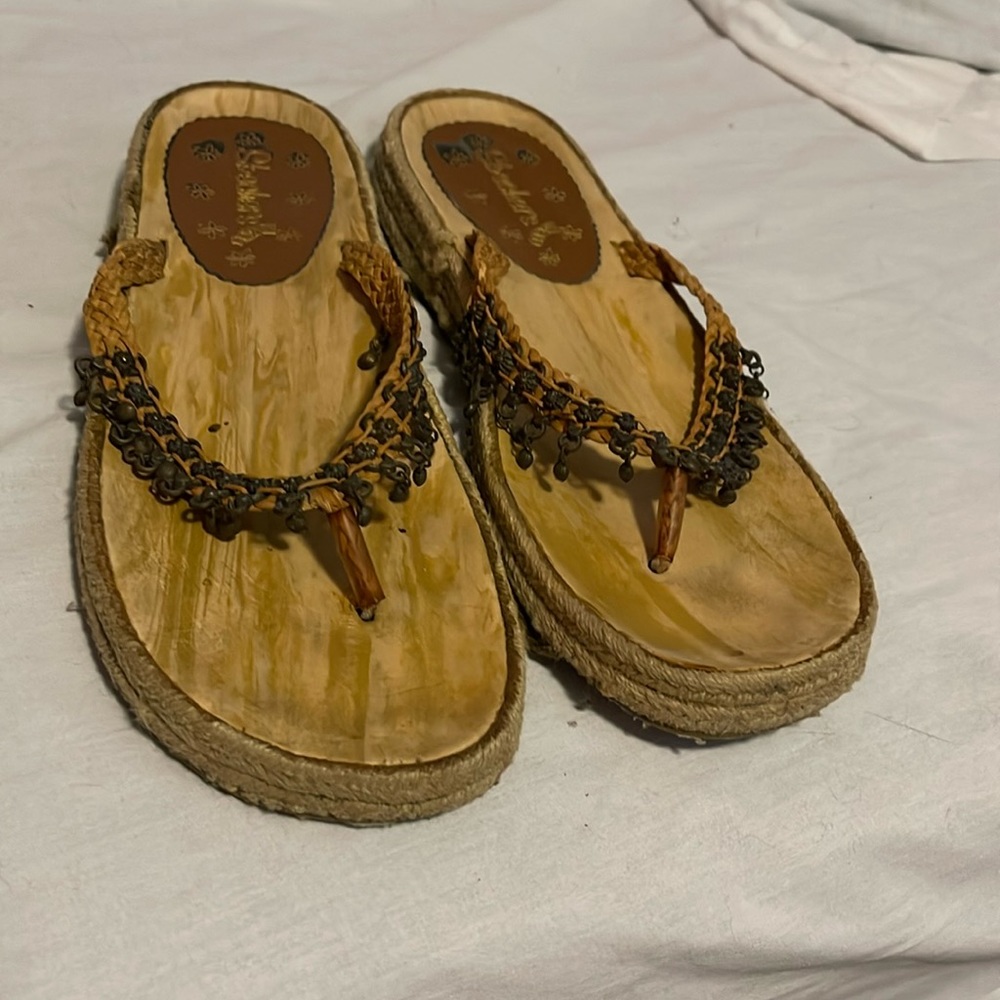 🔴SHOES-Sandals.Medal dangling OverToes Woven Leather like W/flat Rope Sole sides